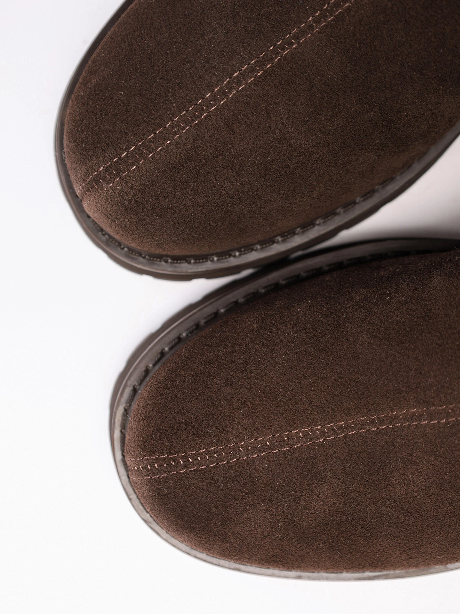 Ботинки темно-коричневого цвета из рельефной подошве